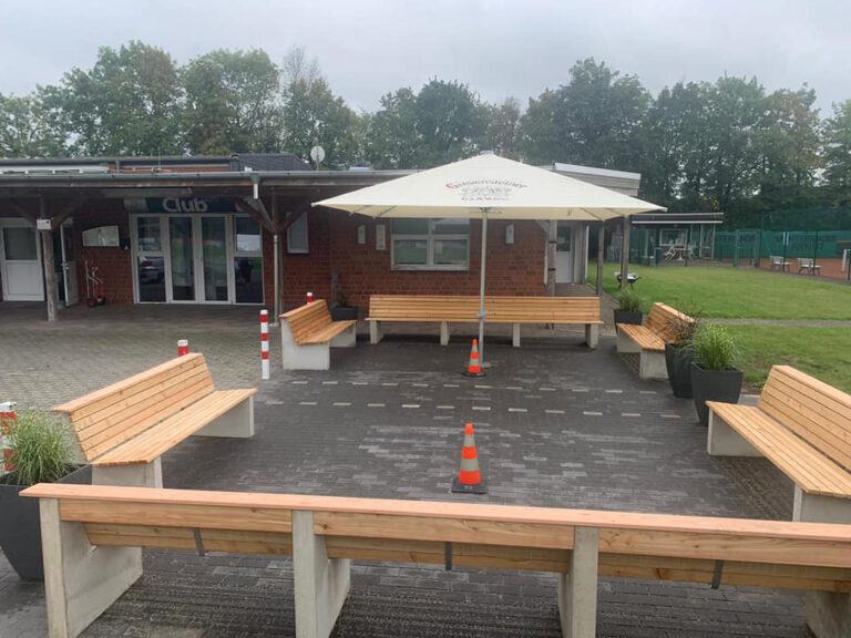 Neue Sitzbänke am Sportplatz
